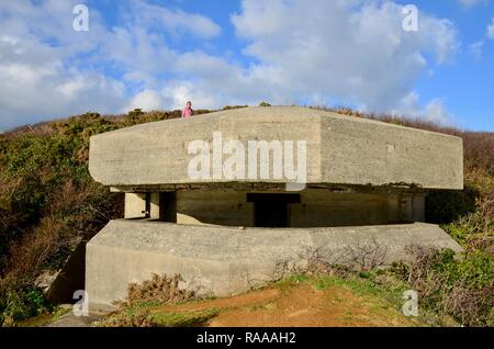 Punto Jerbourg, Guernsey, Isole del Canale, UK. Il tedesco Guerra Mondiale II Calcestruzzo gun emplacement o anta di batteria di difesa. Foto Stock