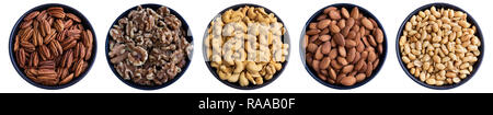 Close-up vista da sopra di una sana le noci pecan, noci, anacardi, mandorle e nocciole. Primo piano di diversi dadi in una ciotola riflettendo su sfondo bianco. Foto Stock