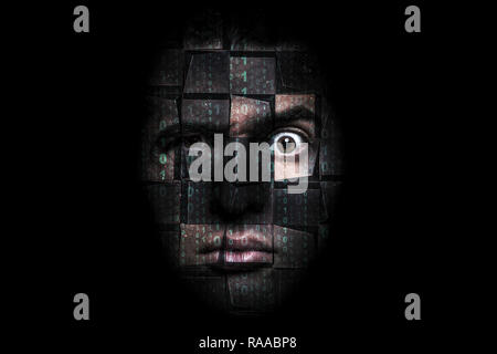 Ritratto di un uomo con un'espressione confusa che si decompone a cubetti con codice binario sul viso, concetto hacker Foto Stock