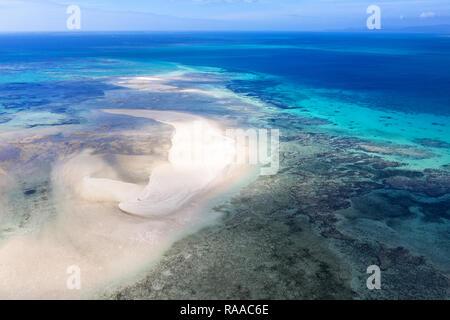 Vista aerea della spettacolare corallo bianco isola di sabbia, acque turchesi Kondoi sulla spiaggia di Isola di Taketomi, Yaeyama, Okinawa, in Giappone, prese da fuco Foto Stock