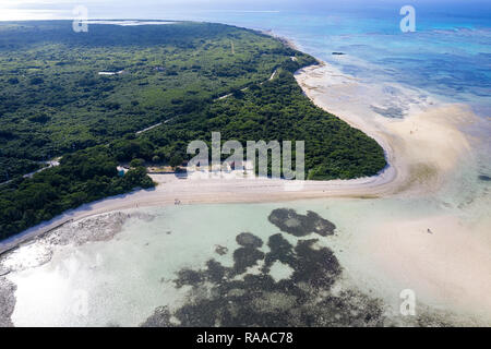 Vista aerea della spettacolare corallo bianco sabbia e acque turchesi Kondoi sulla spiaggia di Isola di Taketomi, Yaeyama, Okinawa, in Giappone, prese da fuco Foto Stock