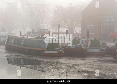 Canal barche ormeggiate nella fitta nebbia fitta Foto Stock