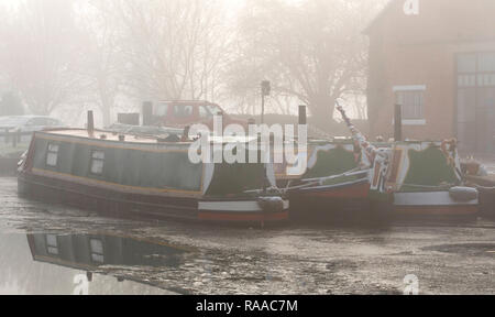 Canal barche ormeggiate nella fitta nebbia fitta Foto Stock