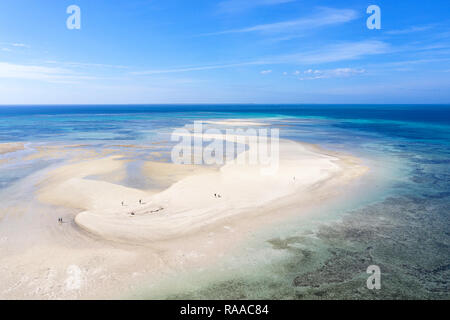 Vista aerea della spettacolare corallo bianco sabbia e acque turchesi Kondoi sulla spiaggia di Isola di Taketomi, Yaeyama, Okinawa, in Giappone, prese da fuco Foto Stock