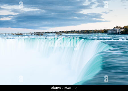 La vista sulle cascate Horseshoe al tramonto, visto dal lato canadese. Il cade a cavallo del confine tra America e Canada. Foto Stock