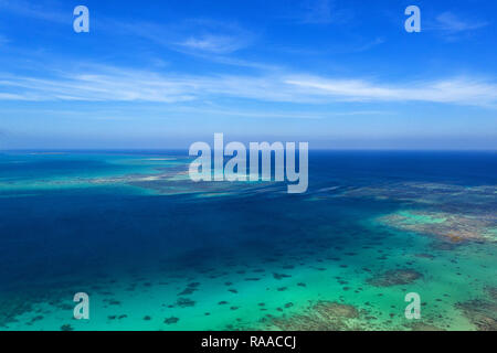 Vista aerea di spettacolari barriere coralline e acque turchesi Kondoi sulla spiaggia di Isola di Taketomi, Yaeyama, Okinawa, in Giappone, prese da fuco Foto Stock