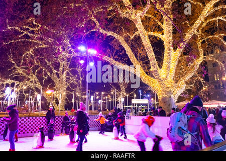 VIENNA, Austria - 18 DIC 2018: persone di pattinaggio presso la pista di pattinaggio su ghiaccio vicino al Rathaus Palace vicino al famoso mercato di Natale in Wien City Hall, Austria. Foto Stock