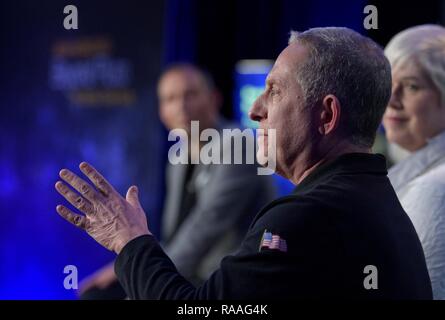 Nuovi orizzonti principal investigator Alan Stern durante la conferenza stampa prima del previsto volo di ultima Thule dalla navicella spaziale alla Johns Hopkins University Applied Physics Laboratory Dicembre 31, 2018 in alloro, Maryland. Il volo da lo spazio si è verificato sonda 6.5bn km (4bn miglia), il che la rende la più distante mai esplorazione di un oggetto nel nostro sistema solare. Foto Stock