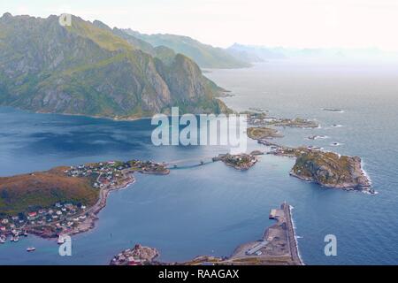 Birds Eye vista del villaggio di pescatori Reine, Lofoten, Norvegia Foto Stock