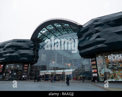 Kiev, Ucraina - 27 novembre 2018: facciata anteriore vista di enorme centro commerciale Ocean plaza con pochi ingressi chiusi dopo la sommossa attacco Foto Stock