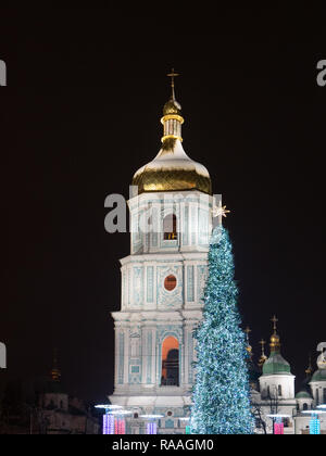 Kiev, Ucraina - 30 dicembre 2018: albero di Natale vicino al Campanile Saint Sophia Cattedrale monastero patrimonio UNESCO Foto Stock
