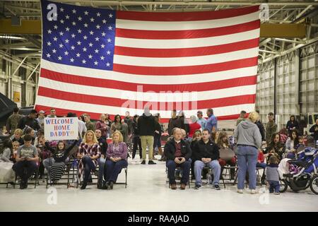 La famiglia e gli amici di attendere pazientemente per i loro cari per arrivare a bordo di Marine Corps Air Station Cherry Point, gen. 16, 2017. Marines assegnato al Marine squadrone di attacco 542, Marine Aircraft Group 14, seconda Marine Ala di aeromobili sono stati implementati con il trentunesimo Marine Expeditionary Unit dal mese di giugno, 2016. Il trentunesimo MEU è il solo continuamente distribuita MEU. Foto Stock