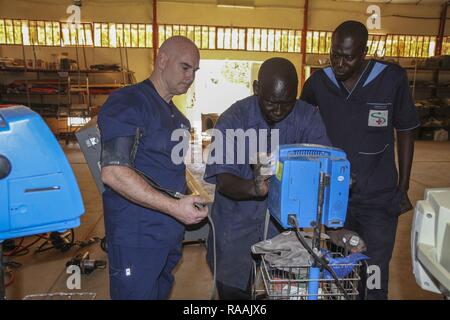 Stati Uniti La riserva di esercito Chief Warrant Officer David Bostic, tecnico biomedico, dal 332Brigata Medica di Nashville, Tennessee, e Senegalese tecnico biomedico Sgt. Delhie Olbnye, lavorano insieme per la riparazione di un monitor della pressione del sangue come un tecnico senegalesi osserva durante la preparazione medica Esercizio 17-1 presso La Sante des Armees ospedale di Dakar in Senegal, gennaio 12, 2017. MEDRETE è uno sforzo combinato tra il governo senegalese, U.S. Army Africa, Stati Uniti La riserva di esercito 332Brigata Medica di Nashville, Tennessee, e il Vermont Air National Guard. (AFRICOM)'s MEDRETEs ospitato da Uni Foto Stock