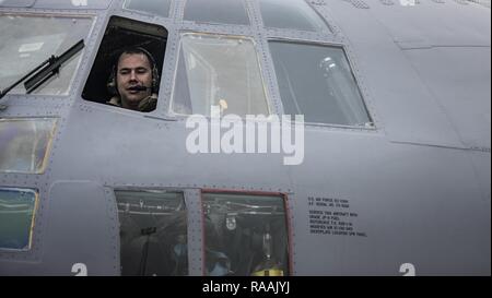 Tech. Sgt. Tony Rivera, 455th Expeditionary Manutenzione aeromobili squadrone capo equipaggio, siede nella cabina di pilotaggio di un EC-130 Compass chiamata gen. 18, 2017 a Bagram Airfield, Afghanistan. I membri della 455th EAMXS EC-130 Manutenzione aeromobili gruppo attualmente distribuito a Bagram Airfield, Afghanistan hanno distribuzioni 146 tra di essi. Foto Stock