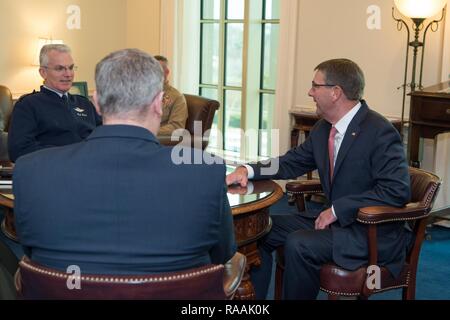 Il Segretario uscente della difesa Ash Carter ospita la finale "Big 4' tavola rotonda con il Vice Segretario della Difesa Bob lavoro, Presidente del Comune di capi di Stato Maggiore gen. Joseph F. Dunford, Jr., e Vice Presidente del Comune di capi di Stato Maggiore gen. Paolo J. Selva al Pentagono a Washington, D.C., Gennaio 19, 2017. Foto Stock