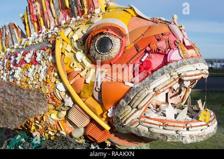 Enrico il pesce, una scultura fatta di rifiuti di plastica lavati fino sulle spiagge del Pacifico, creato da "si è incagliata' e sul display in Bandon, Oregon, Stati Uniti d'America. Foto Stock