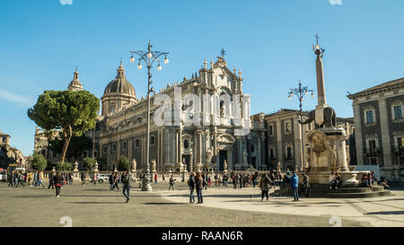 PIazza del Duomo con la cattedrale di Sant'Agata (Sant'Agata) & la fontana dell'Elefante, Catania, Sicilia, Italia. Foto Stock