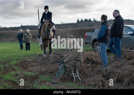 Seguaci a caccia di volpi, uomo più anziano seduto su un bastone da tiro. Chiddingfold Leconfield e Cowdray Hunt, Capodanno Midhurst West Sussex 2019. 2010 HOMER SYKES Foto Stock