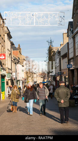 Gli amanti dello shopping in Lancaster sulla soleggiata giornata autunnale Foto Stock