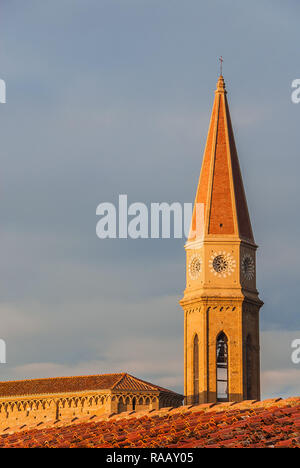 Vista del Duomo di Arezzo campanile gotico al tramonto dal centro storico caratteristico tuscanico tegole rosse di tetti (con copia spazio) Foto Stock