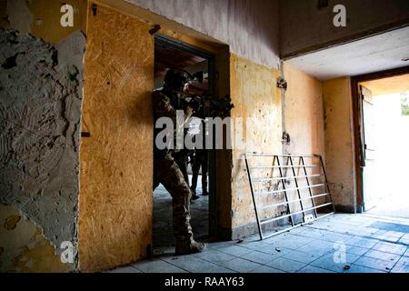 Un lituano forze per le operazioni speciali stati fornisce la sicurezza nov. 14, 2018 in Slovacchia come parte del combattimento avanzato corso di leader. SOF dalla Lituania, la Polonia e la Slovacchia hanno partecipato gli Stati Uniti-led ACLC, a Train-the-trainer corso destinato a migliorare la letalità di SOF in Close Quarters Battle. (U.S. Esercito foto di Sgt. Alexis K. Washburn) Foto Stock