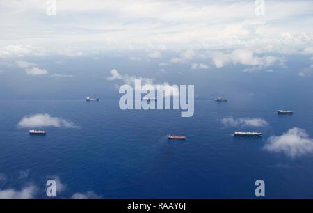 Oceano Pacifico (23 agosto 2018) - Military Sealift Command navi navigano in formazione al largo di Guam durante un esercizio con un elicottero di combattimento di mare Squadron 25 (HSC-25), 23 agosto. HSC 25 è della marina in avanti solo distribuito MH-60S expeditionary squadron. Come una parte di un elicottero di combattimento di mare ala pacifico, esso fornisce un elicottero armato CAPACITÀ PER GLI STATI UNITI 7 e 5 le flotte nonché i distacchi ai vari comandi che copre una vasta serie di missione. (U.S. Foto di Marina di Massa lo specialista di comunicazione di terza classe Randall W. Ramaswamy/rilasciato) Foto Stock