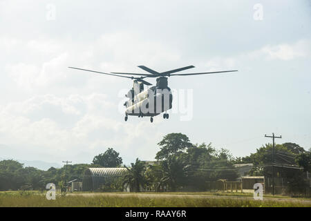 Un esercito USA CH-47 elicottero Chinook assegnato alla Joint Task Force Bravo 1° Battaglione, 228th reggimento aviazione terre in Trujillo, dipartimento di Colon, Honduras, 7 dicembre, 2018. La 228 fornito supporto airlift per la USNS Comfort missione. (U.S. Esercito foto di Maria Pinel) Foto Stock