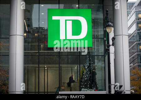 MONTREAL, Canada - 6 Novembre 2018: TD logo della banca di fronte alla loro sede per Montreal, Quebec. Noto anche come Dominon Toronto Canada Trust, Foto Stock