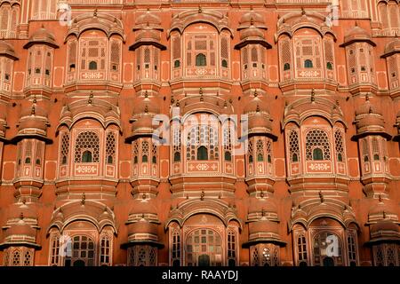 Sunrise a Hawa Mahal, o 'Palazzo dei venti', un palazzo in pietra arenaria a Jaipur, Rajasthan, India. Foto Stock