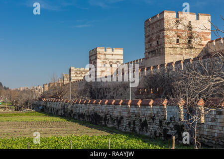 Giardini vegetali in quella che una volta era il fossato che circonda le mura della vecchia città di Costantinopoli. Foto Stock