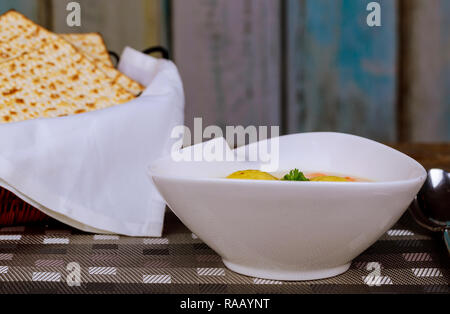 Matzah di palline in una pentola di zuppa durante la festa ebraica di Pasqua - Pesach. Foto Stock