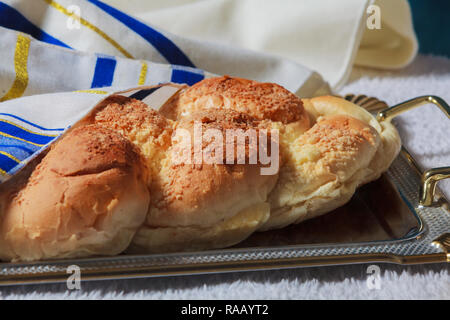 Sabato incandescente il fuoco selettivo closeup su challah Foto Stock