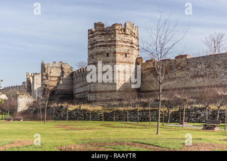 Le antiche mura di Costantinopoli in Turchia, Istanbul. Foto Stock