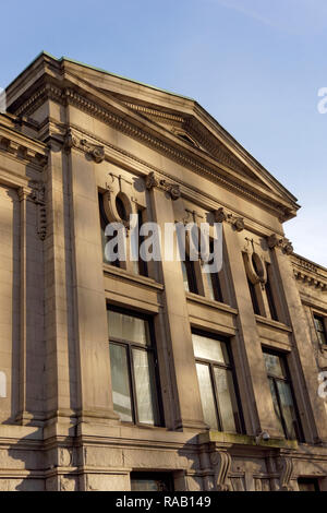 Facciata neoclassica del vecchio tribunale provinciale, ora parte della Vancouver Art Gallery complesso nel centro cittadino di Vancouver, BC, Canada Foto Stock