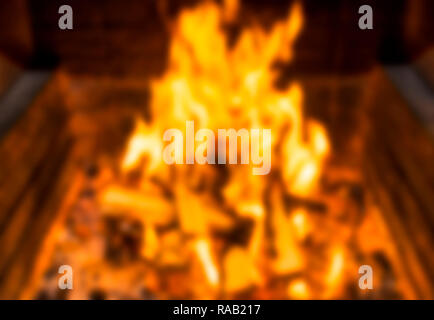 Sfocare lo sfondo con la combustione di legna da ardere nel caminetto vicino, Blur BBQ. Illuminazione morbida Foto Stock