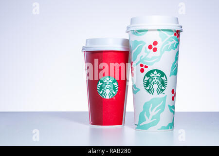 CHIANG MAI, Thailandia - 31 dicembre 2018 - Starbucks prendere casa vacanza tazze in vari design line up sul tavolo bianco contro uno sfondo bianco in Chian Foto Stock