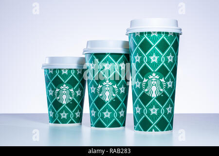 CHIANG MAI, Thailandia - 31 dicembre 2018 - Starbucks prendere casa vacanza tazze in vari design line up sul tavolo bianco contro uno sfondo bianco in Chian Foto Stock