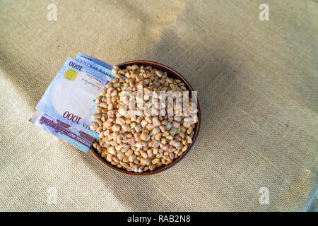 Ciotola di fagioli con Naira della Nigeria per acquistare Foto Stock