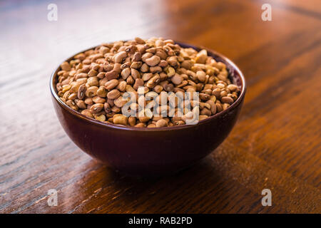 Raw marrone nigeriano i fagioli in una terrina Foto Stock