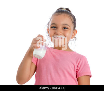 Bella ragazza giovane con baffi di latte Il latte destinato al consumo umano isolato su sfondo bianco Foto Stock