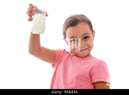 Bella ragazza giovane con baffi di latte isolato su sfondo bianco Foto Stock