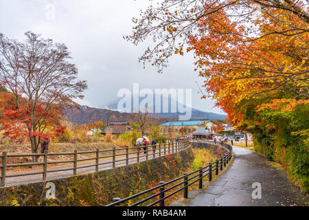 Yamanashi, Giappone - 9 Novembre 2018: turisti sightseeing belle foglie di autunno e la bellissima scena di Fuji san in stile antico villaggio in Yamanashi Foto Stock