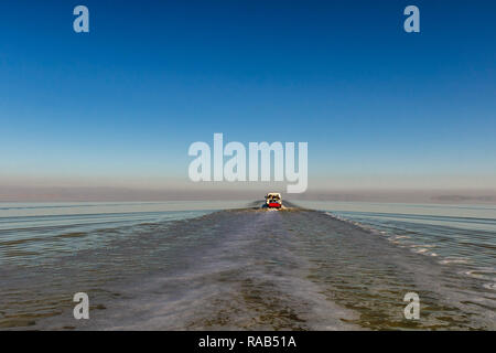 Sull'isola il modo di Urmia lake, il secondo lago salato nel mondo Foto Stock