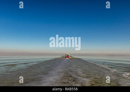 Sull'isola il modo di Urmia lake, il secondo lago salato nel mondo Foto Stock