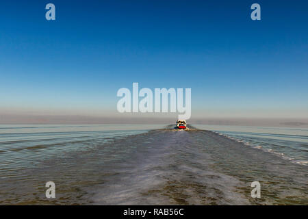 Sull'isola il modo di Urmia lake, il secondo lago salato nel mondo Foto Stock