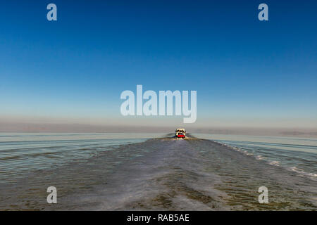 Sull'isola il modo di Urmia lake, il secondo lago salato nel mondo Foto Stock