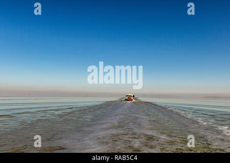 Sull'isola il modo di Urmia lake, il secondo lago salato nel mondo Foto Stock