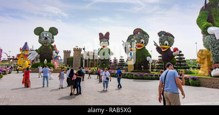 Dubai, UAE / 11. 10. 2018 : Dubai miracolo giardino con i personaggi Disney e turisti Foto Stock
