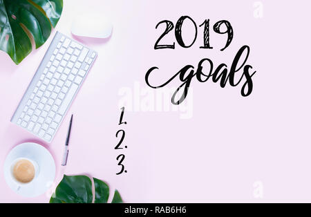 Vista superiore 2019 Elenco degli obiettivi - bianco moderno tastiera con tazza di caffè su sfondo rosa banner Foto Stock
