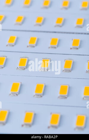 Foto macro di a buon mercato cinese alimentato tramite USB luci a LED - basso consumo energetico illuminazione utilizzato per il campeggio, uso portatile di emergenza sorgente luminosa, ecc. Foto Stock